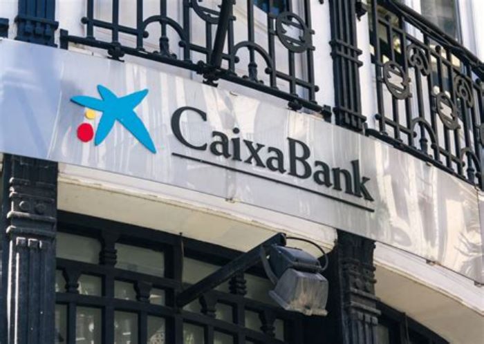 Explican cómo CaixaBank discrimina en España a su clientela según su clase social