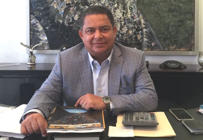 Empresario Omar Farías debería 5 millones de dólares a otro asegurador