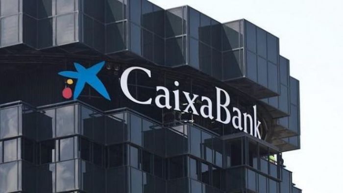 Las medidas en CaixaBank que beneficiarían a accionistas, mientras clientes y empleados se ven perjudicados