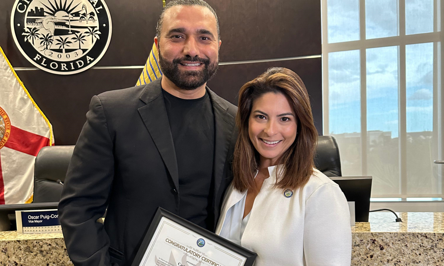 La Alcaldesa del Doral, Christi Fraga, reconoce a Carlos Mesber por su destacado aporte en la industria del entretenimiento, en el mes de la hispanidad