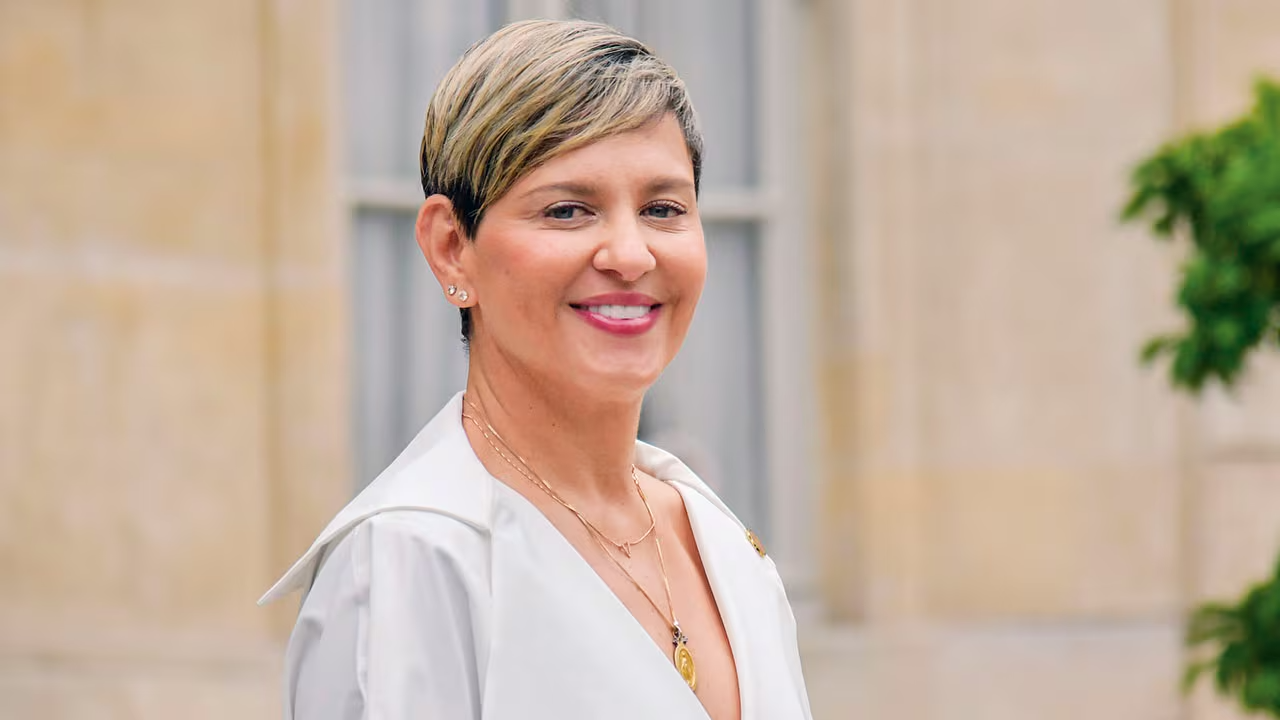 La primera dama de Colombia, Verónica Alcocer, vive una vida de lujo en Suecia, país que figura en la lista negra de Trump. La primera dama de Colombia, Verónica Alcocer, vive una vida de lujo en Suecia, país que figura en la lista negra de Trump.