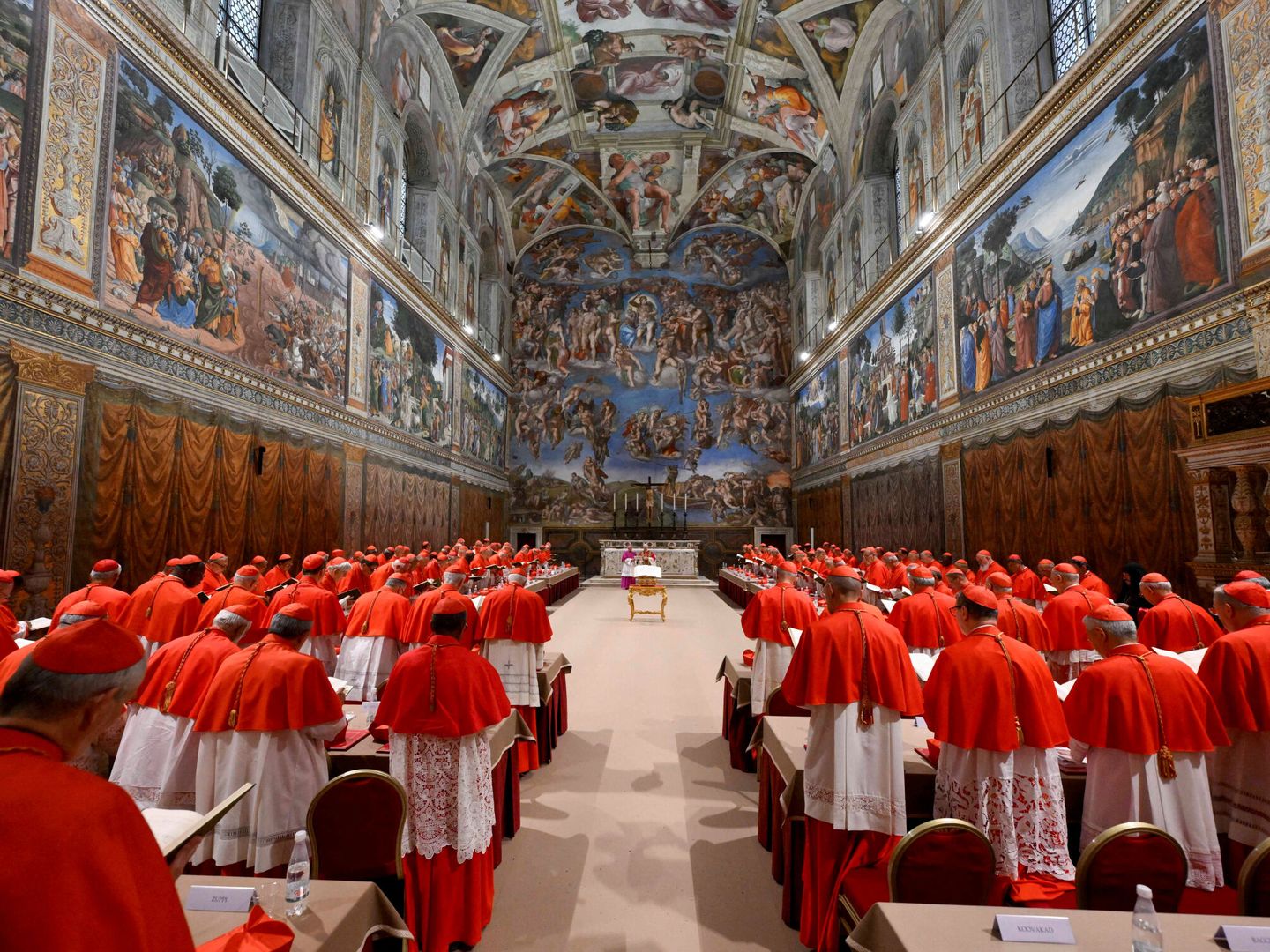 Un móvil prohibido, papeletas pegadas y no poder ir solos al baño: el cónclave de León XIV