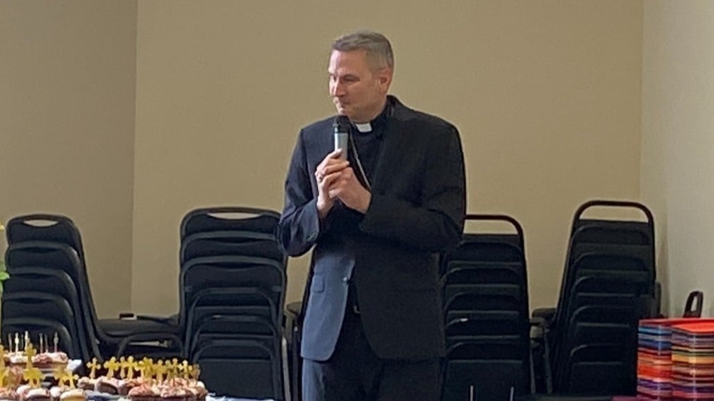 El obispo Hicks durante una reunión con laicos de su diócesis de Joliet, Illinois, 22 de mayo de 2024. De las redes sociales de su diócesis.