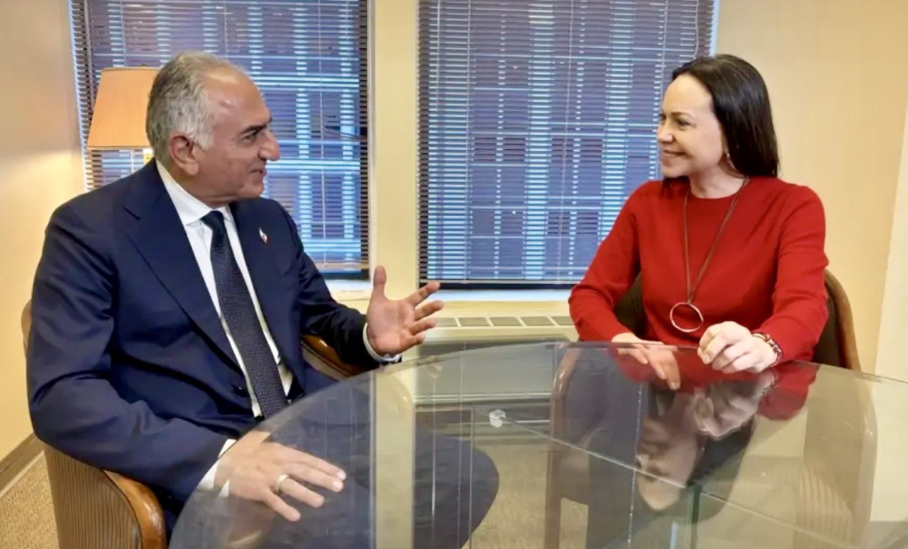 NO ENTIENDO. ¿NO HABÍA NADIE MEJOR PARA TOMARSE LA FOTO?