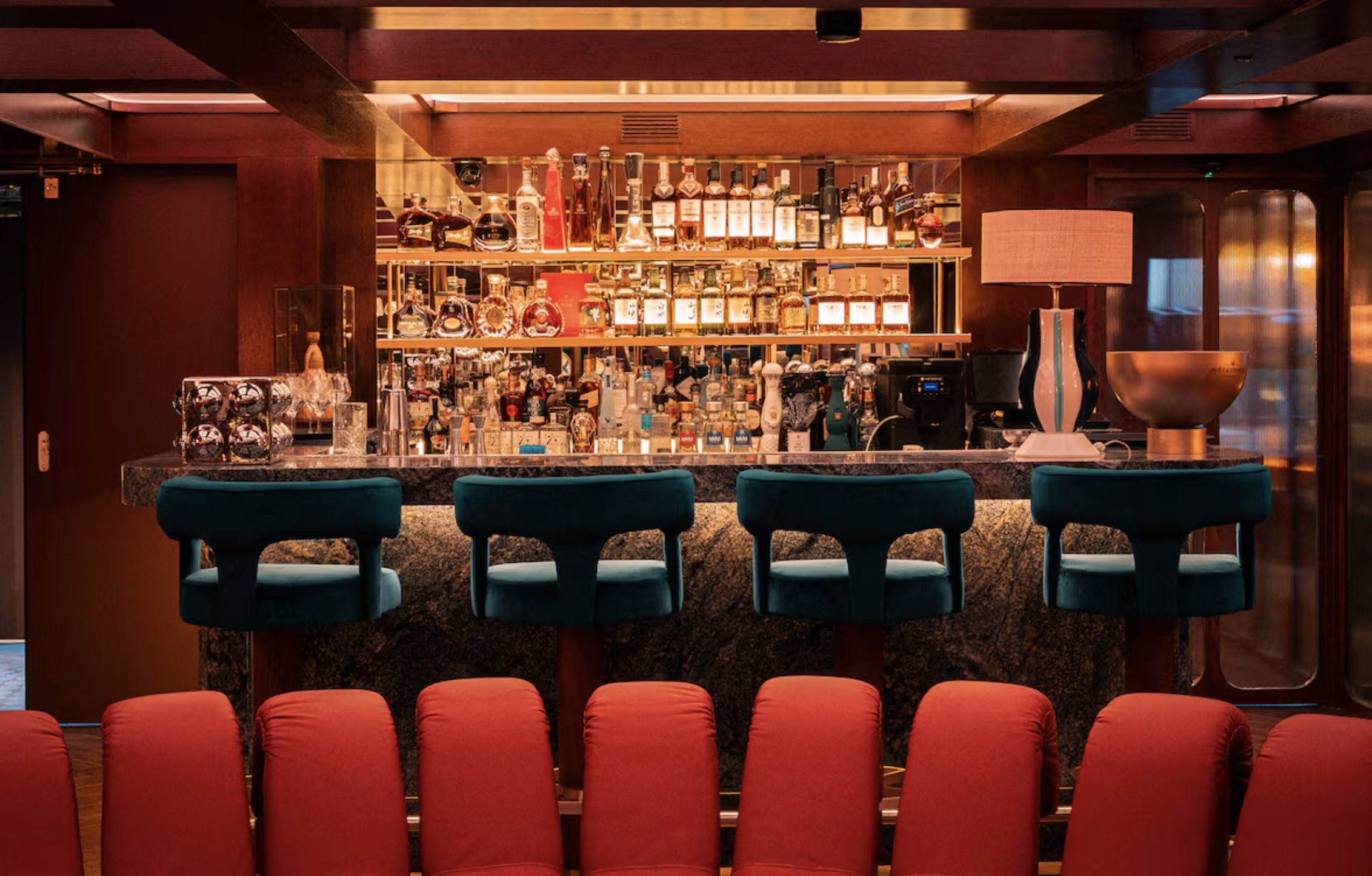 Una polémica entre ricos incendia los clubes privados de Madrid y provoca una respuesta casi unánime: los latinos son bienvenidos