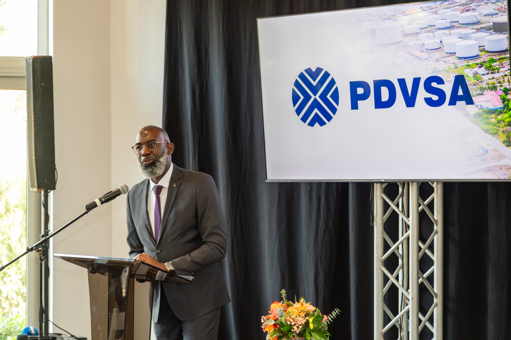 Primer ministro de Curazao admite contactos con Pdvsa para reactivar refinería Isla