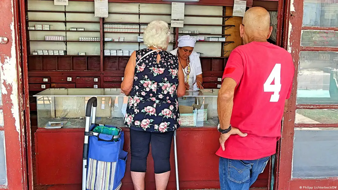 Dos personas en una farmacia.
