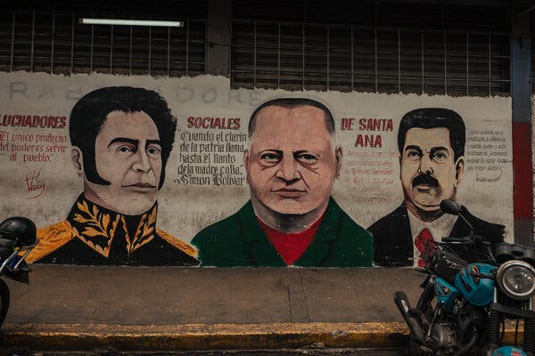 Cuadro en el que aparecen tres hombres sobre una pared blanca, rodeados de texto en español escrito en letras rojas y negras.