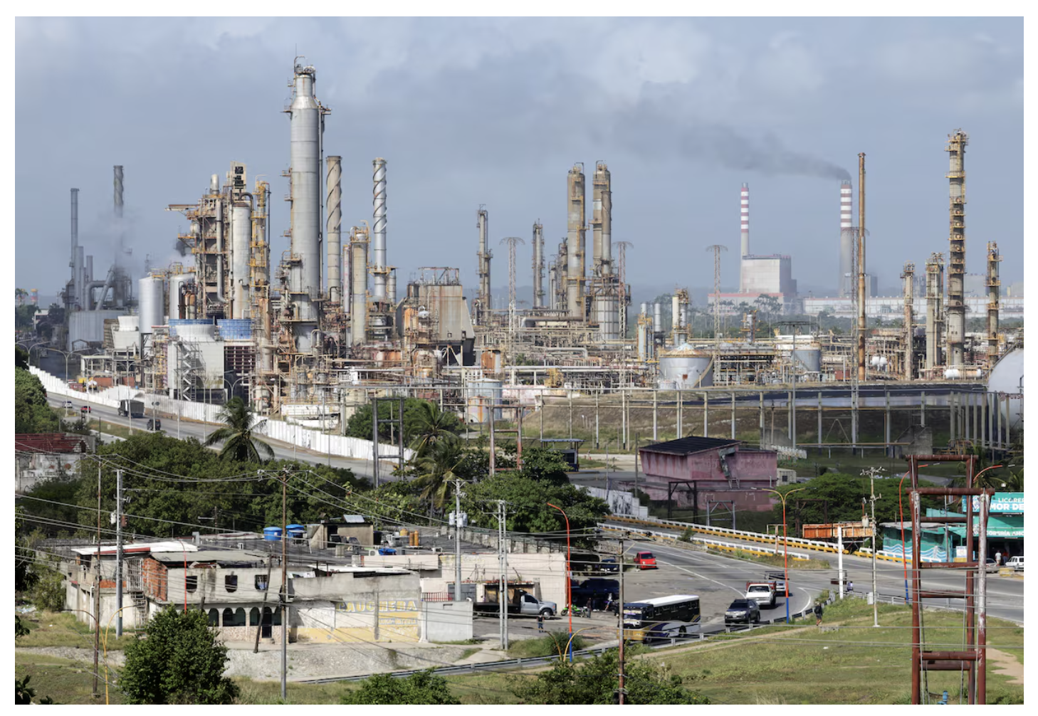 La refinería más pequeña de Venezuela reinicia su craqueador catalítico, según trabajadores La refinería más pequeña de Venezuela reinicia su craqueador catalítico, según trabajadores