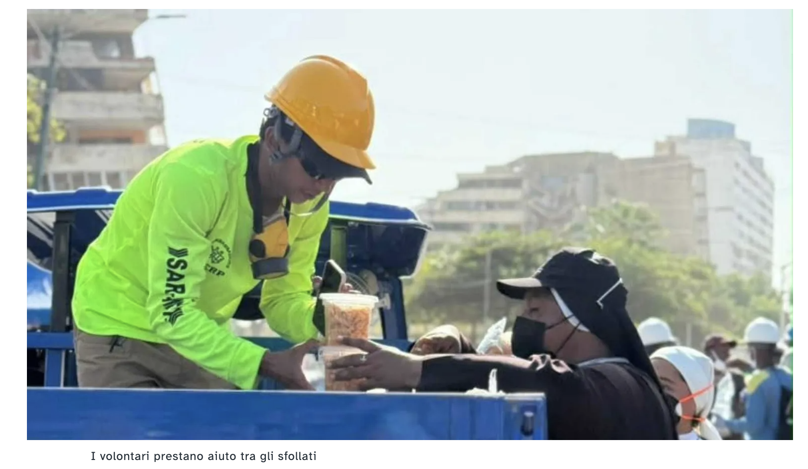 En Venezuela, un mes después del terremoto, Muhannad y los demás siguen excavando entre los escombros en busca de cuerpos En Venezuela, un mes después del terremoto, Muhannad y los demás siguen excavando entre los escombros en busca de cuerpos