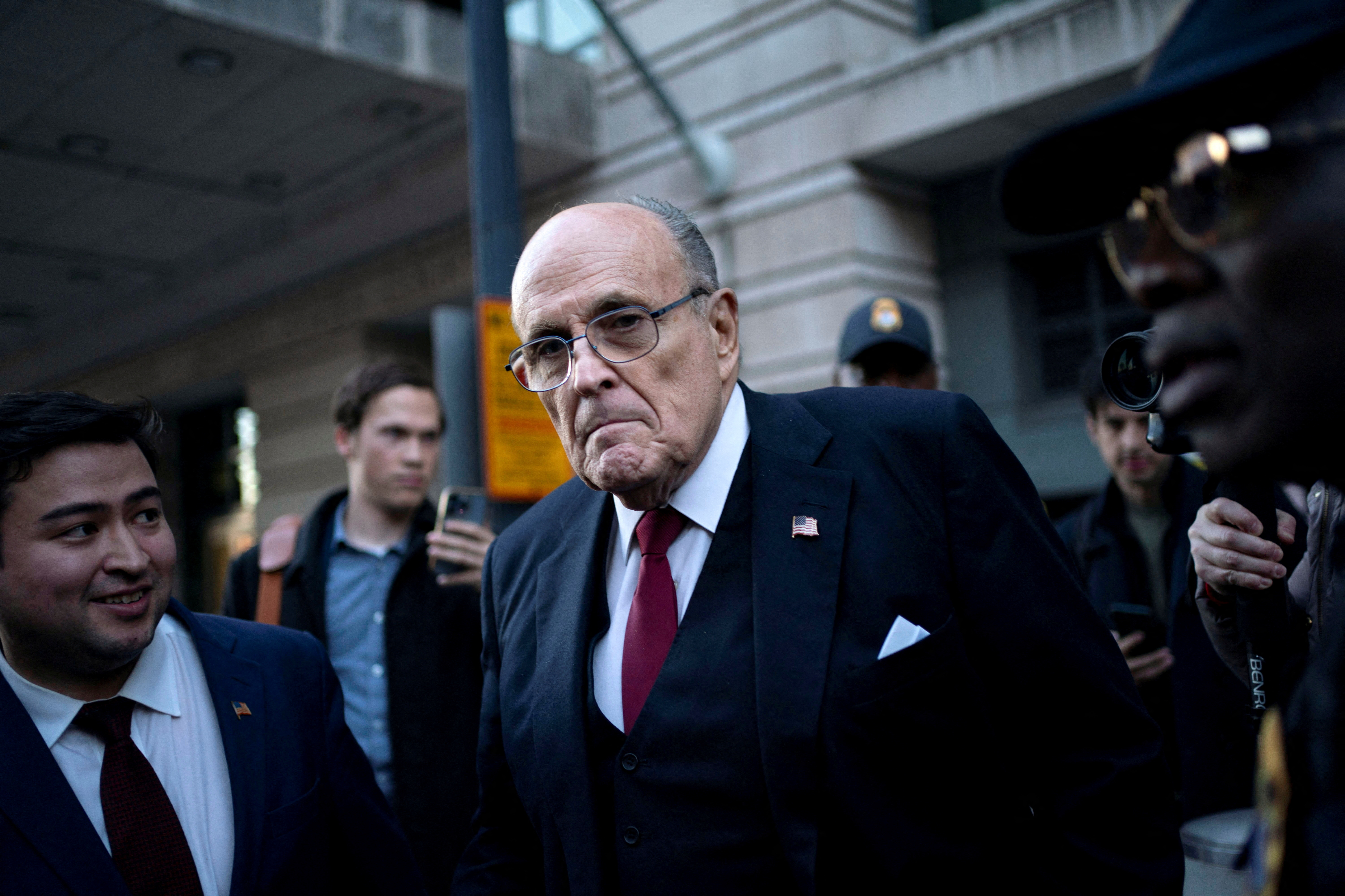 El ex alcalde de Nueva York, Rudy Giuliani, saliendo del Tribunal de Distrito de Estados Unidos.