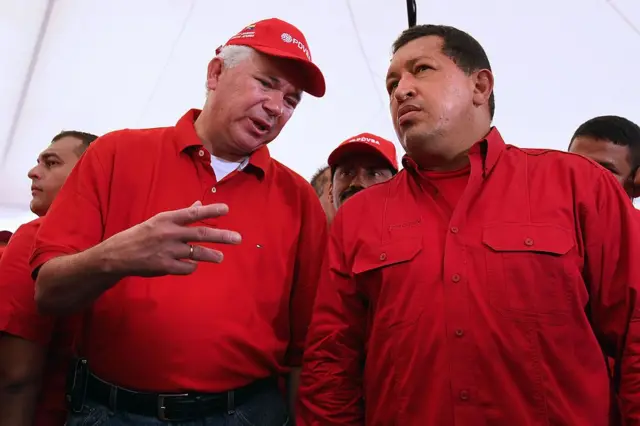 Rafael Ramírez, a la izquierda, habla con Hugo Chávez, ambos vestidos de rojo en 2008.