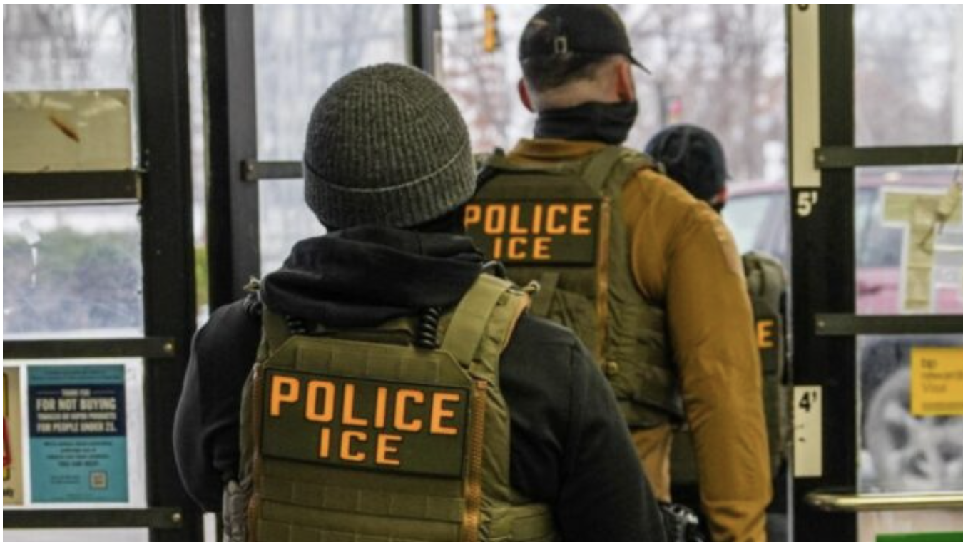 ICE expulsa por sorpresa a migrantes a la República Centroafricana: «Era una trampa. No nos informaron. Aquí arriesgamos la vida» ICE expulsa por sorpresa a migrantes a la República Centroafricana: «Era una trampa. No nos informaron. Aquí arriesgamos la vida»