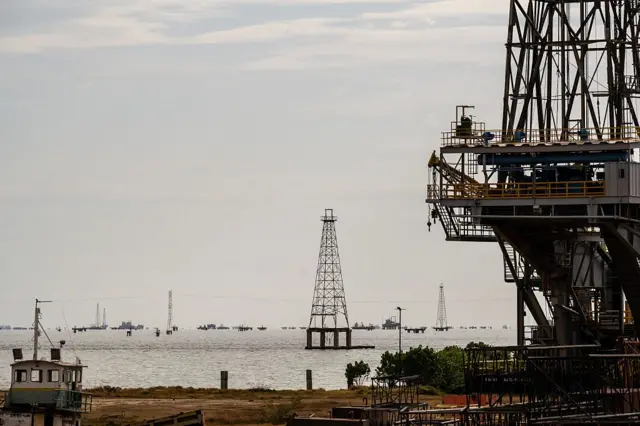 Vista de las torres petroleras en el Lago de Maracaibo, en el occidente de Venezuela.