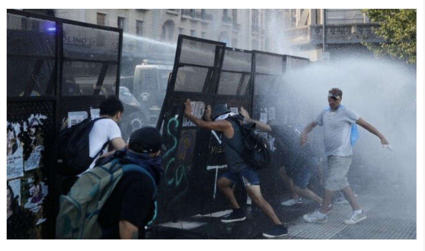 Enfrentamientos en las calles de Argentina durante la marcha universitaria: 31 detenidos y más de 500 personas afectadas por la represión. El Gobierno: «Que paguen los organizadores»