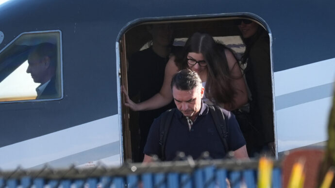 Bolsonaro Jr. rompe el silencio desde Estados Unidos: «Yo soy el verdadero presidente, pronto habrá movilizaciones en todo Brasil» Bolsonaro Jr. rompe el silencio desde Estados Unidos: «Yo soy el verdadero presidente, pronto habrá movilizaciones en todo Brasil»